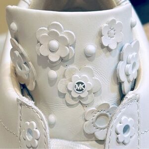 MICHAEL Michael Kors MINDY Floral Appliqué White Leather Sneakers! VGUC.